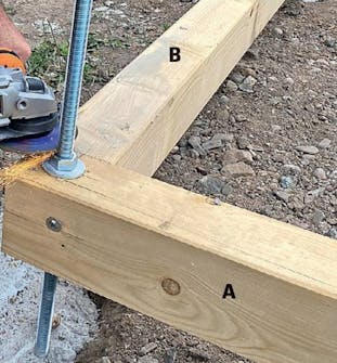 Isolert anneks: Bjelke til fundament i isolert anneks Isolert anneks: Bjelke festes til fundament i isolert anneks